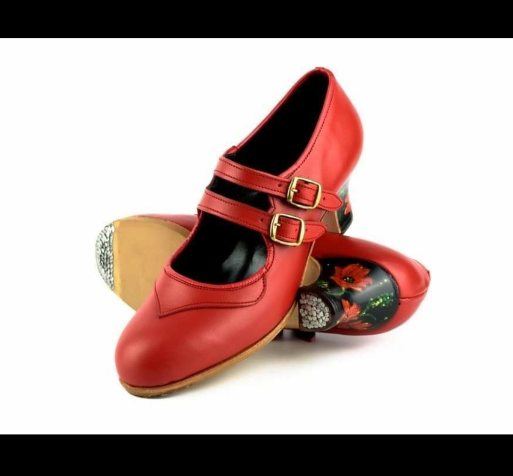 Zapato de baile flamenco con tacón pintado a mano